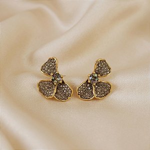 Brinco Morena Canela hibisco pétalas strass black diamond ouro semijoia