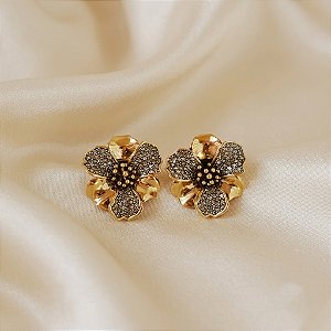 Brinco Morena Canela hibisco m strass black diamond ouro semijoia