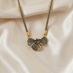 Colar Morena Canela hibisco pétalas strass black diamond ouro semijoia