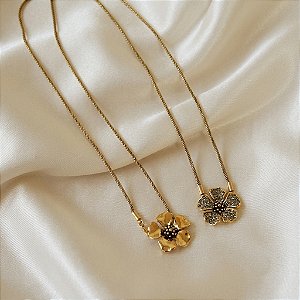 Colar escapulário Morena Canela hibisco strass black diamond ouro semijoia