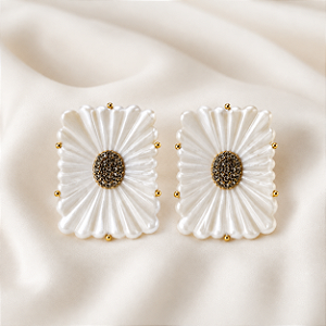 Brinco Sheila Morais retangular flor resina italiana off white perolada