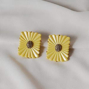 Brinco SD Sheila Morais retangular flor resina amarelo manteiga