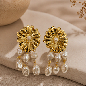 Brinco de Pressão Flor Penduricalho Ouro com Pérolas Barrocas