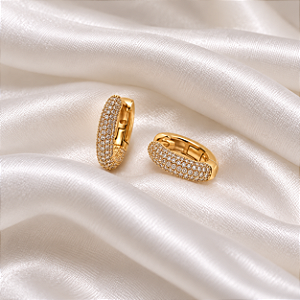 Brinco Argola Oval com Zircônia Ouro Semijoia 26K11008