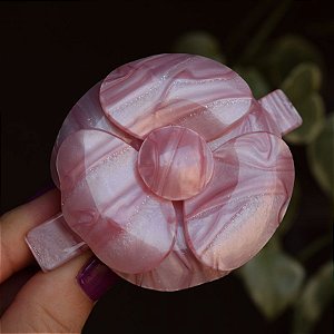 Presilha camélia acrílico madrepérola rosa