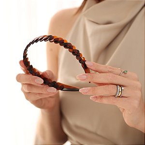 Tiara acrílico Bianca trançado marrom  20 006