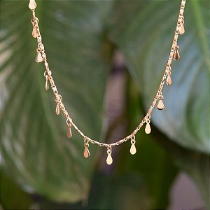 Colar curto penduricalhos gotinhas ouro semijoia