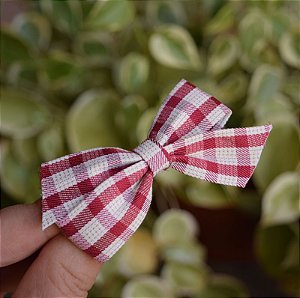 Presilha bico de pato infantil laço xadrez vermelho