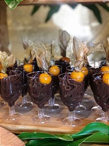 Copinho de brigadeiro com physalis (mín 24 uni)