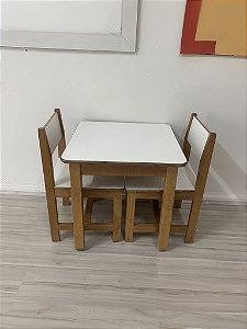 Mesa individual com 2 cadeiras de Madeira