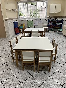 Sala de aula com mesas e cadeiras em Madeira