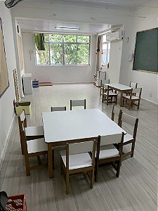 Salas de aula com mesas e cadeiras infantil em madeira