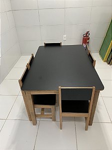 Sala de aula com mesa preta