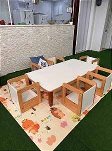 Mesa retangular com 6 cadeiras para bebê