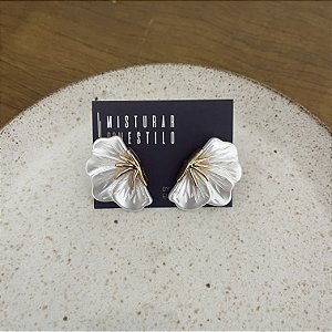 Brinco Meia Flor Madrepérola