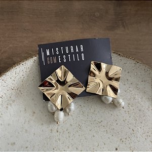 Brinco Losango Dourado com 3 Pérolas Penduradas