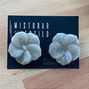 Brinco Flor de Resina Pequena - Off Semitransparente