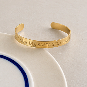 Bracelete Frase - ''A Cada Dia Basta o Seu Cuidado'' - Dourado