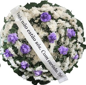 Coroa de flores redonda com rosas brancas tingidas de lilás