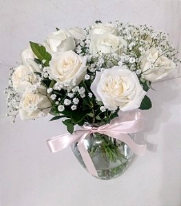 12 rosas brancas no vaso