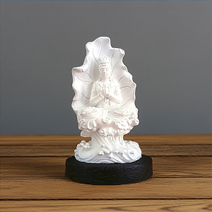 Estatueta Kuan Yin em Oração