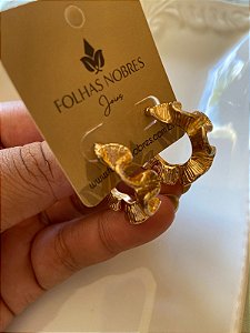 Argola média texturizada banhada a ouro 18k