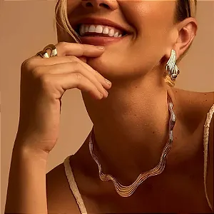 Colar dourado escultural wave sculpted