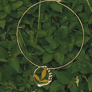 Gargantilha arruda dourada