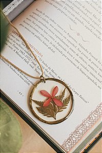 Medalhão exória e samambaia