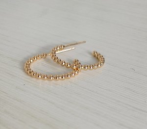 Argola Bolinha dourada em Prata