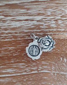 Pingente Flor prateada São Bento