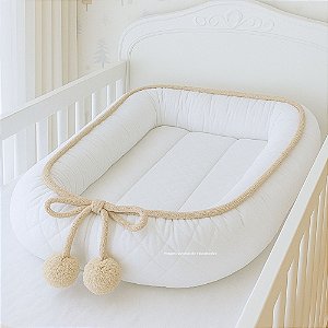 Ninho Básico - Malha Jacquard Branco / Cordão Tricot Bege Ninive Com Pingente Pompom