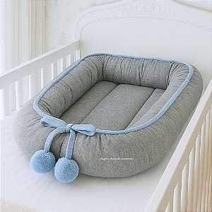 Ninho Básico - Malha Jacquard Cinza / Cordão Tricot Azul Canto Com Pingente Pompom