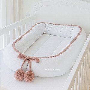 Ninho Básico - Malha Jacquard Branco / Cordão Tricot Rosa Amaralina Com Pingente Pompom