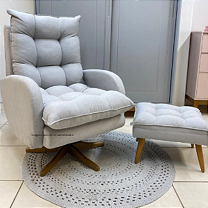 Poltrona De Amamentação Clarisse - Com Balanço e Giro - Com Puff Pé Palito - TA510 - Linho Cinza - prontaentrega