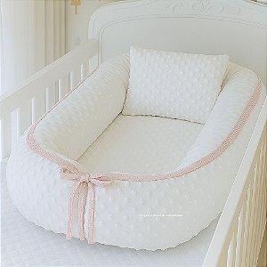 Ninho Redutor Bolha + Travesseiro - Pelúcia Off White / Cordão Tricot Rosa Pastel