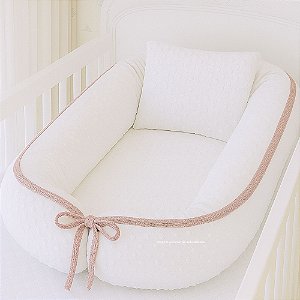 Ninho Redutor Bolha + Travesseiro - Pelúcia Off White / Cordão Tricot M.Rosa