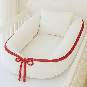 Ninho Redutor Bolha + Travesseiro - Pelúcia Off White / Cordão Tricot Vermelho Tomate