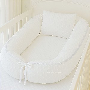 Ninho Redutor Bolha + Travesseiro - Pelúcia Off White / Cordão Tricot Branco