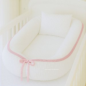 Ninho Redutor Bolha + Travesseiro - Pelúcia Off White / Cordão Tricot Rosa Baby