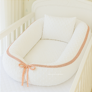 Ninho Redutor Bolha + Travesseiro - Pelúcia Off White / Cordão Tricot Salmão Rosê