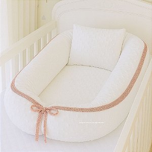 Ninho Redutor Bolha + Travesseiro - Pelúcia Off White / Cordão Tricot Rosa Amaralina