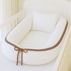 Ninho Redutor Bolha + Travesseiro - Pelúcia Off White / Cordão Tricot Marrom Raiz