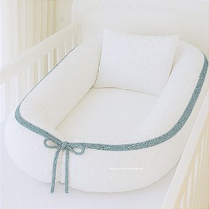 Ninho Redutor Bolha + Travesseiro - Pelúcia Off White / Cordão Tricot Azul Canto
