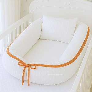 Ninho Redutor Bolha + Travesseiro - Pelúcia Off White / Cordão Tricot Laranja Dune