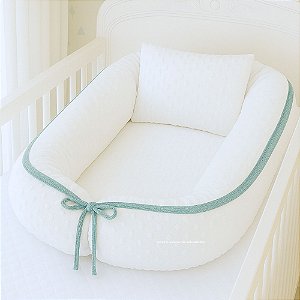 Ninho Redutor Bolha + Travesseiro - Pelúcia Off White / Cordão Tricot Verde Nativa