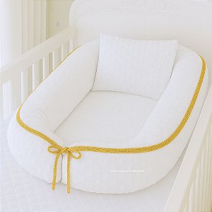Ninho Redutor Bolha + Travesseiro - Pelúcia Off White / Cordão Tricot Mostarda Leme