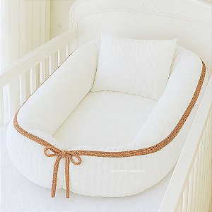 Ninho Redutor Bolha + Travesseiro - Pelúcia Off White / Cordão Tricot Terracota