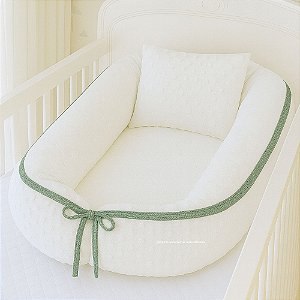 Ninho Redutor Bolha + Travesseiro - Pelúcia Off White / Cordão Tricot Verde Limonada