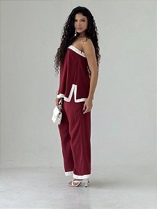 Conjunto vermelho com Detalhes Brancos